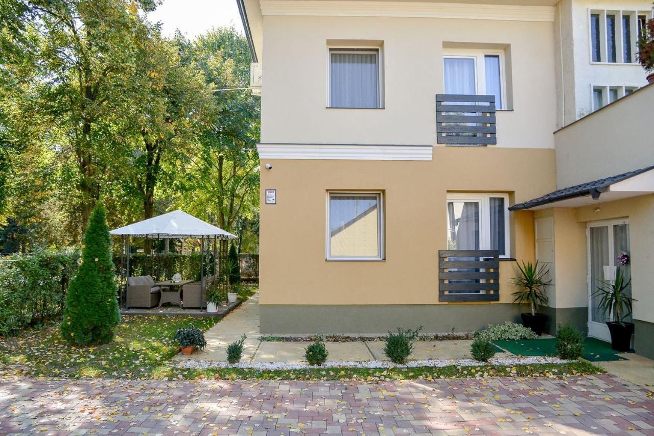 Media Panzio Es Apartmanhaz Hajdúszoboszló Exterior foto