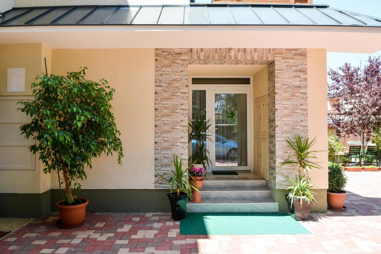 Media Panzio Es Apartmanhaz Hajdúszoboszló Exterior foto