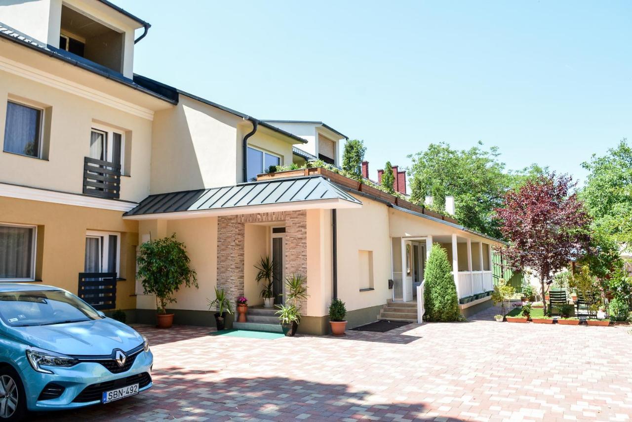 Media Panzio Es Apartmanhaz Hajdúszoboszló Exterior foto