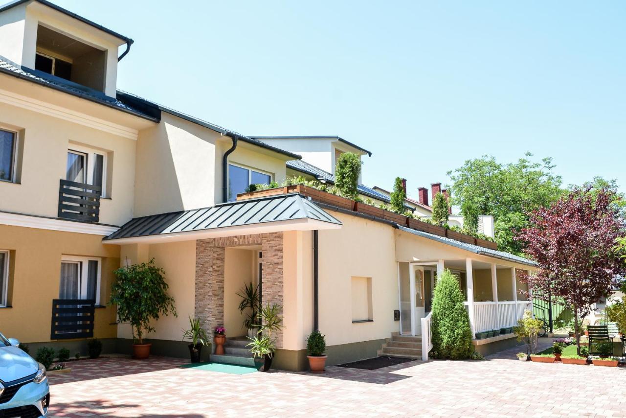 Media Panzio Es Apartmanhaz Hajdúszoboszló Exterior foto