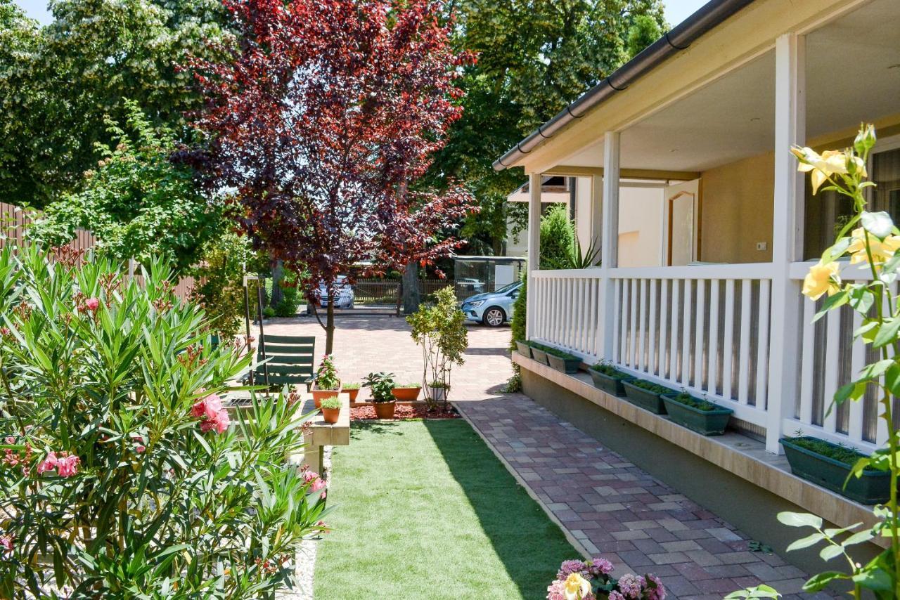 Media Panzio Es Apartmanhaz Hajdúszoboszló Exterior foto