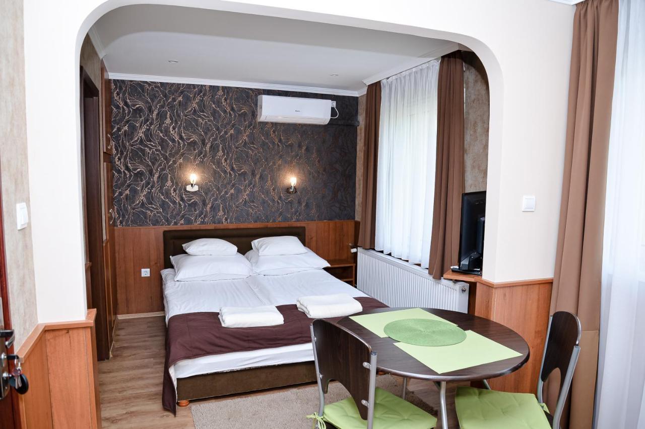 Media Panzio Es Apartmanhaz Hajdúszoboszló Exterior foto