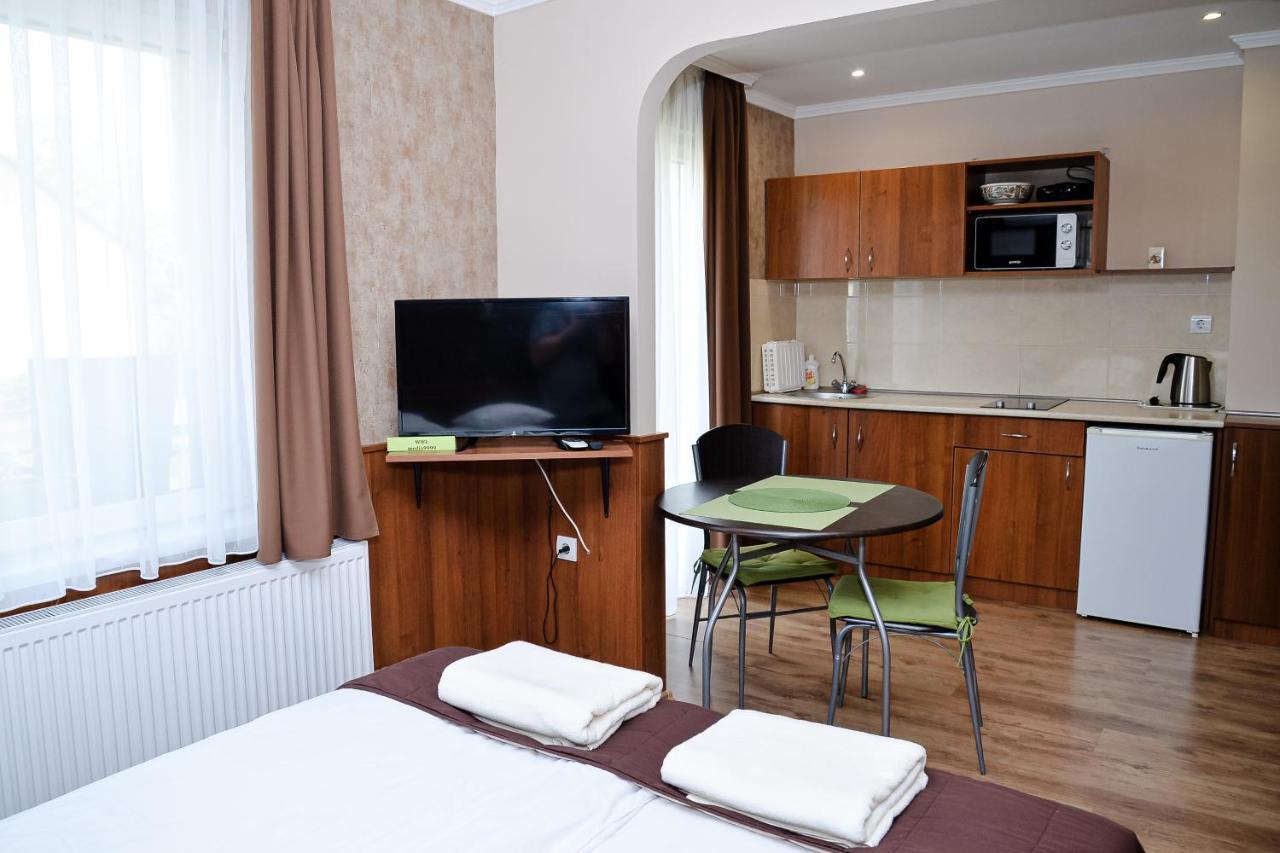 Media Panzio Es Apartmanhaz Hajdúszoboszló Exterior foto
