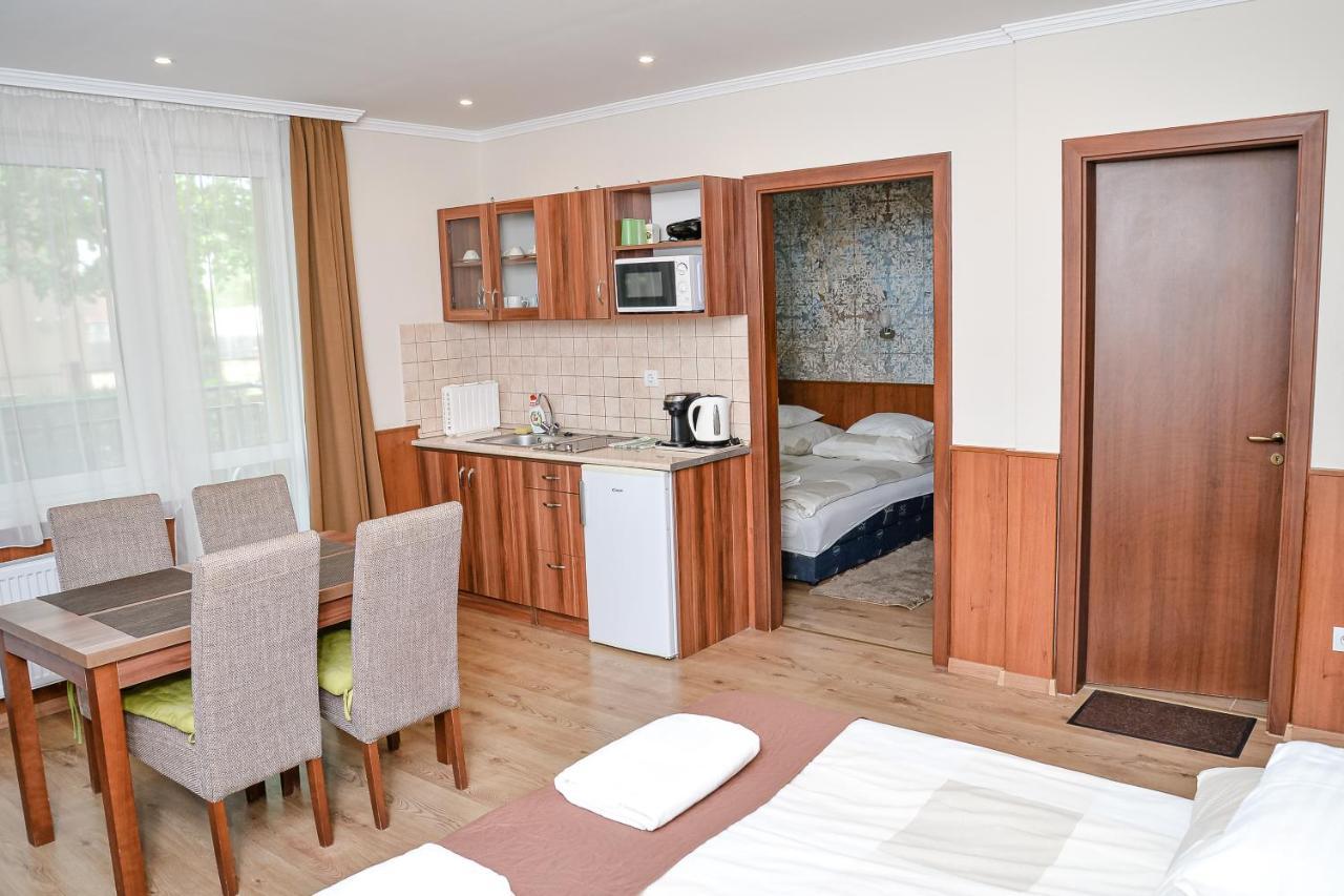 Media Panzio Es Apartmanhaz Hajdúszoboszló Exterior foto