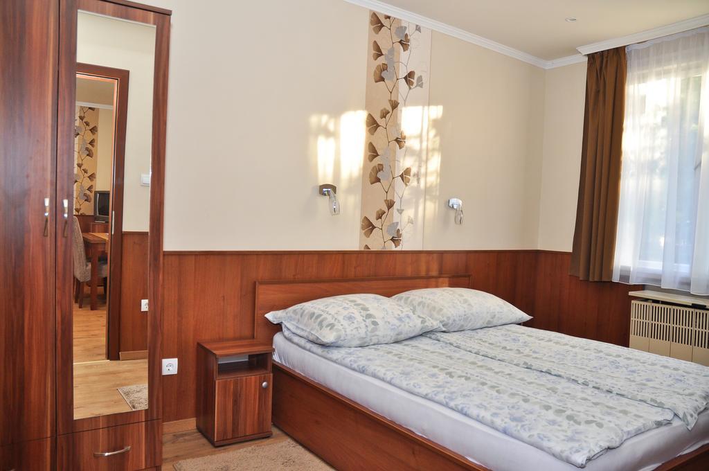 Media Panzio Es Apartmanhaz Hajdúszoboszló Exterior foto