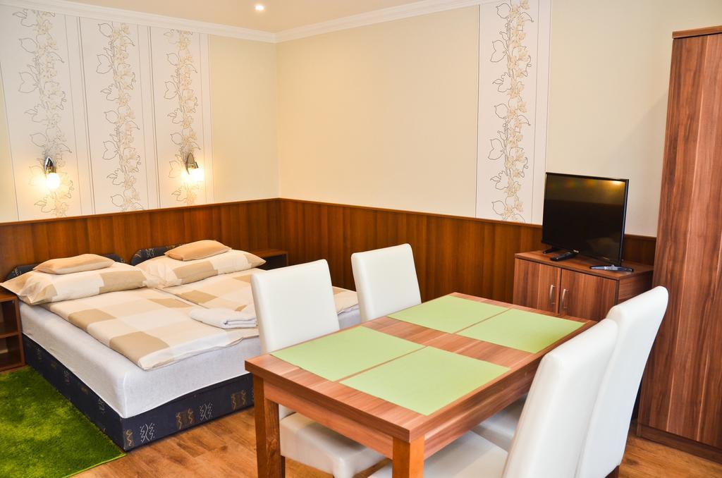 Media Panzio Es Apartmanhaz Hajdúszoboszló Exterior foto